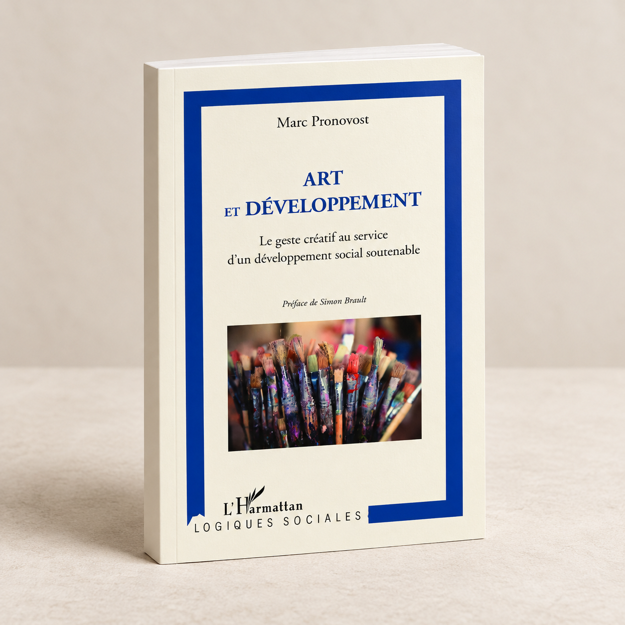 Mise en scène du livre Art et développement, avec sa couverture originale.