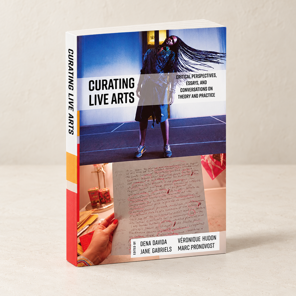 Mise en scène du livre Curating Live Arts, avec sa couverture originale.