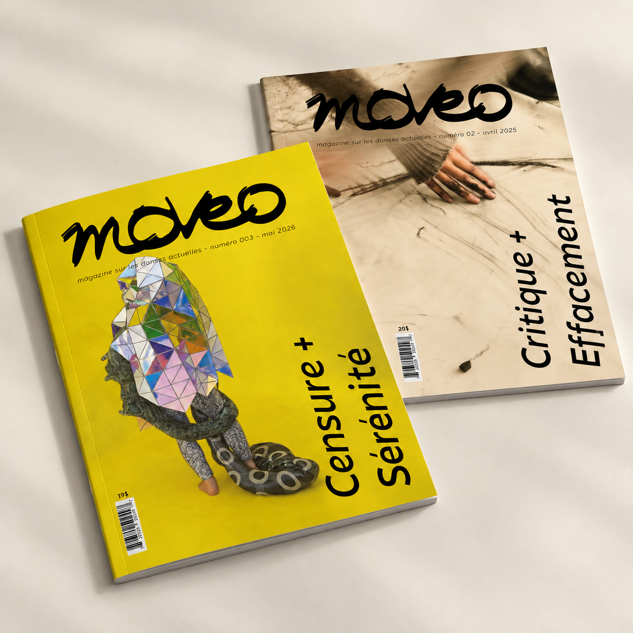 Mockup des magazines moveo 02 et 003 posés ensemble sur une surface claire.